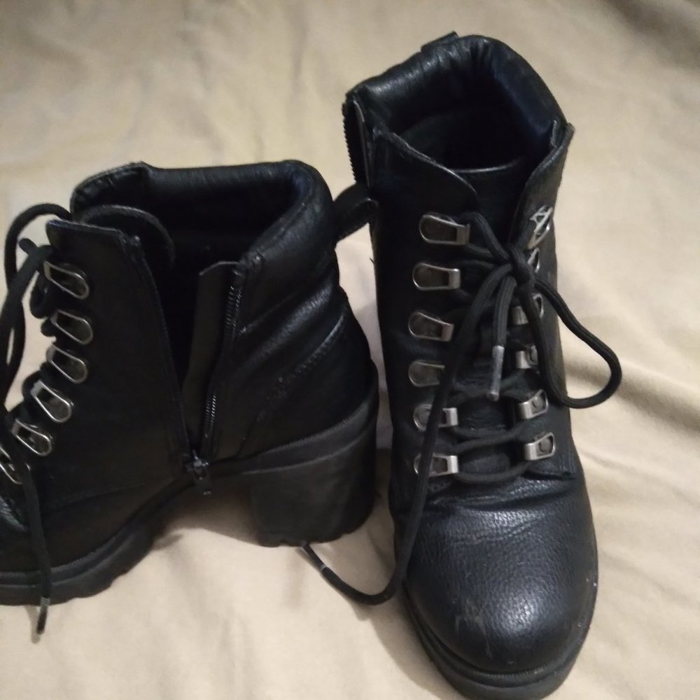 Ladies boots size 6